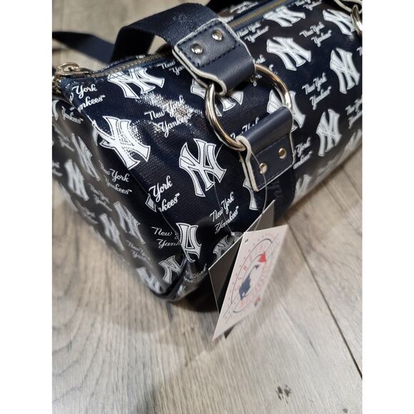 B for Betsy New York Yankees Lacquered Canvas bag - Picture 6 of 6